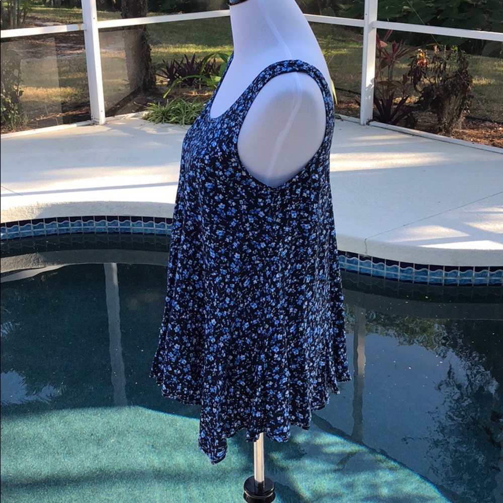 💙2 LEFT MEDIUM Adorable navy floral tank. - Picture 4 of 6